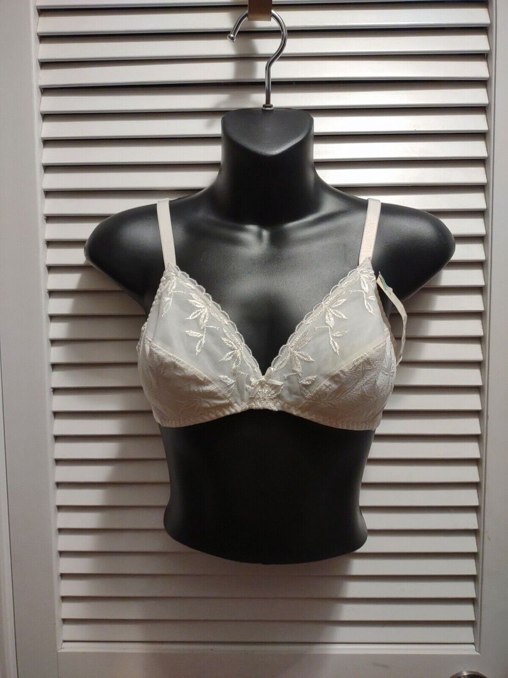 Vintage Partners Intimates White Lace Wireless Full Coverage Floral Bra Size 34B